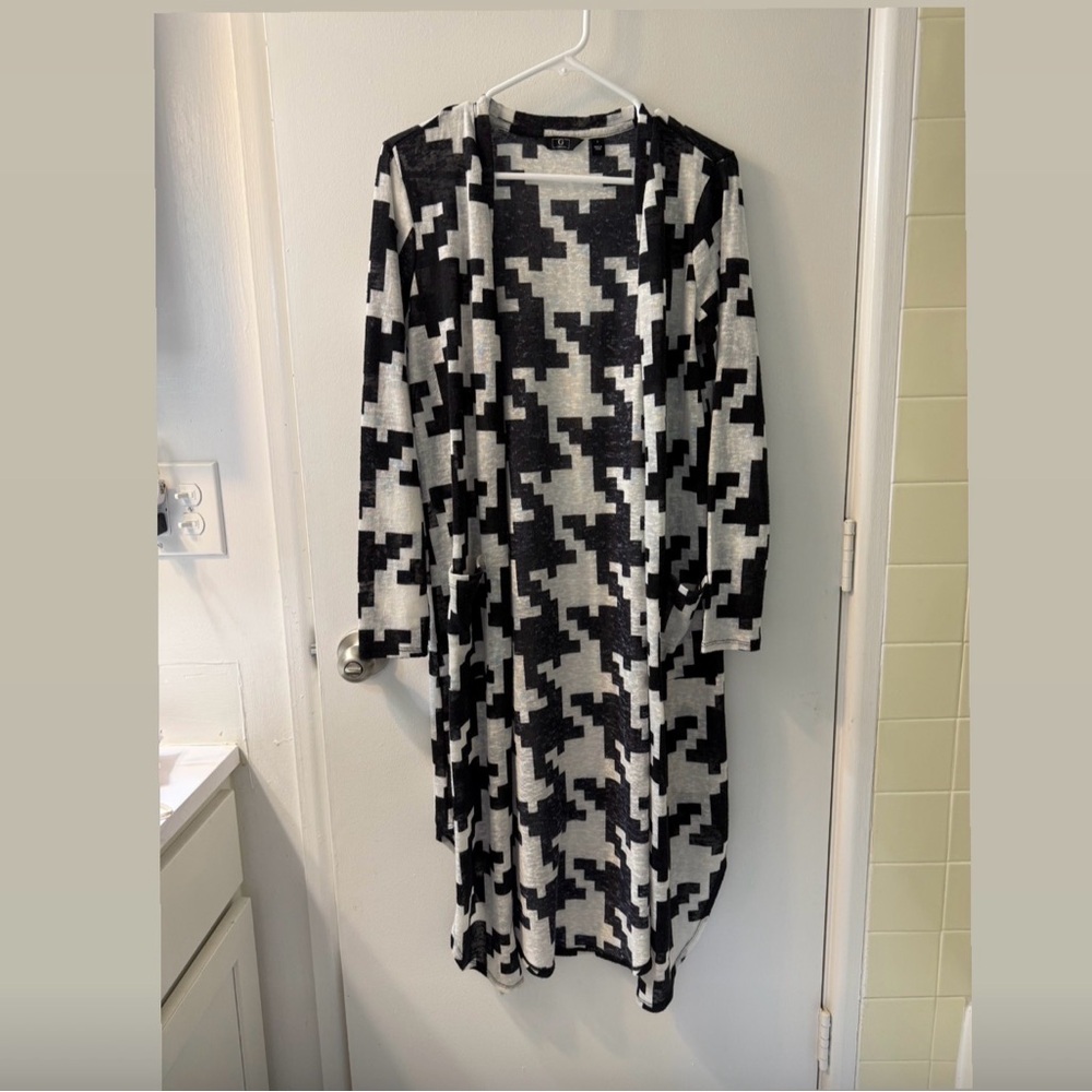 G by Giuliana Black and White Geometric Open Duster